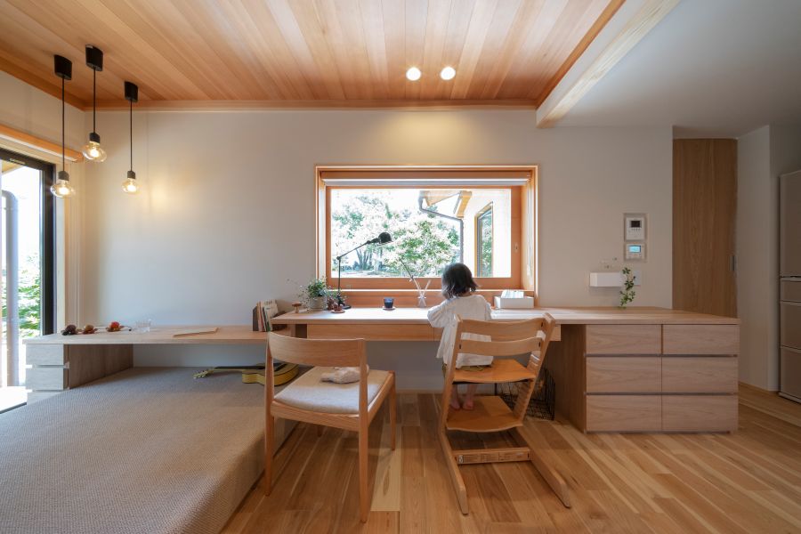 ワークスペースに座る女の子