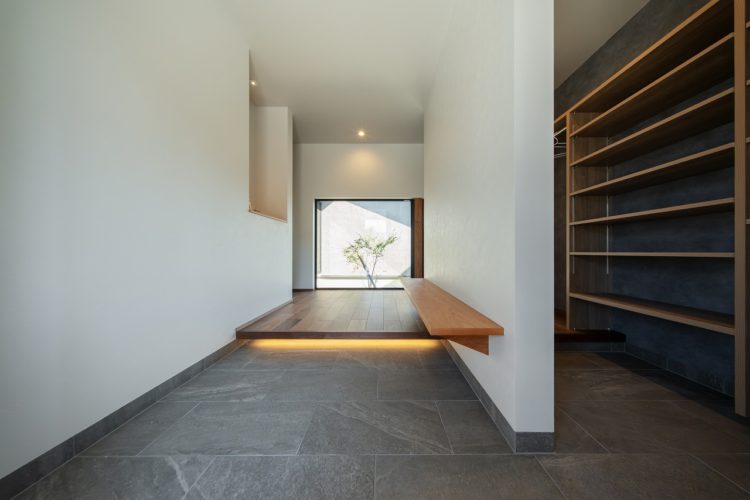 地窓のある玄関（永森建設施工事例）