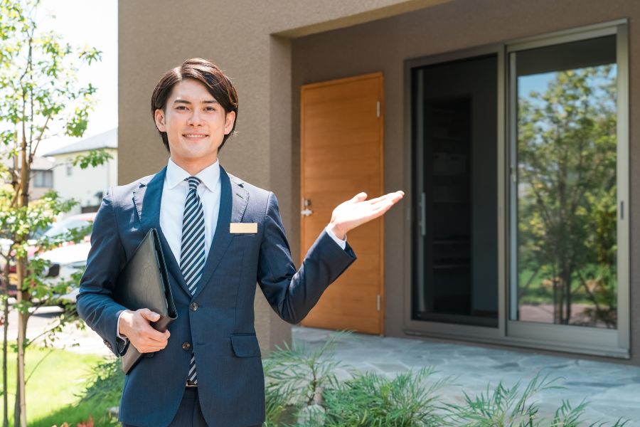 家の案内をする不動産営業マン