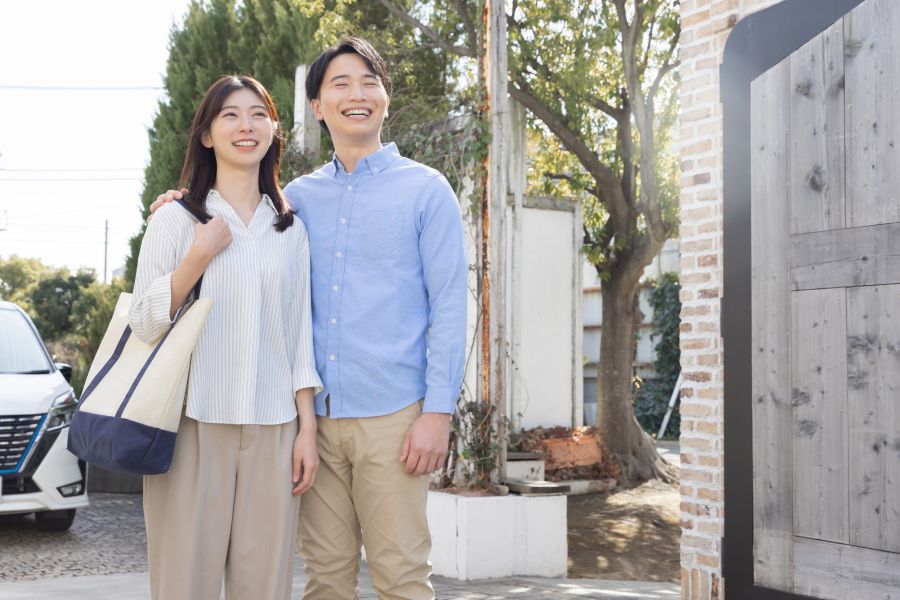 展示場を訪れる夫婦