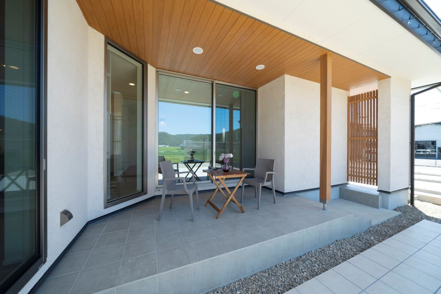 テーブルセットが置かれた平屋のテラス