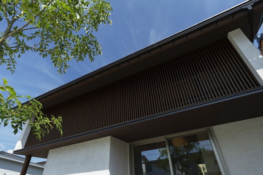 軒のある家を下から眺めた様子