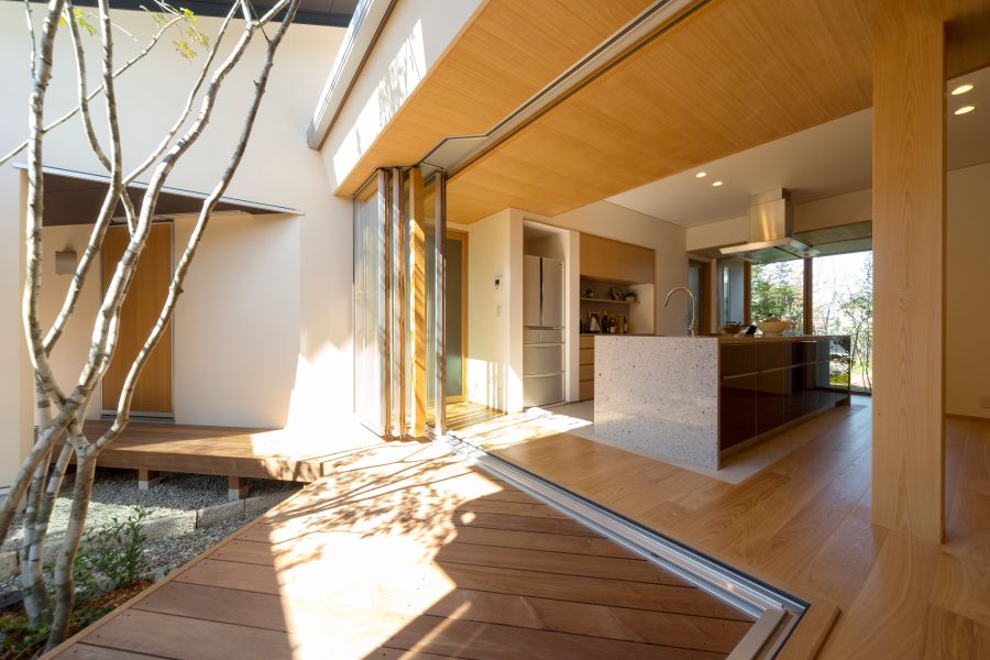 軒下のウッドデッキ