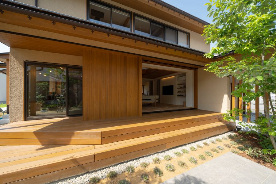 も気のある家の外観を庭から見たところ