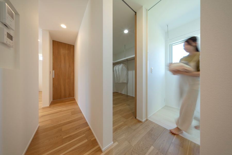ランドリールームから隣のファミリークローゼットへ