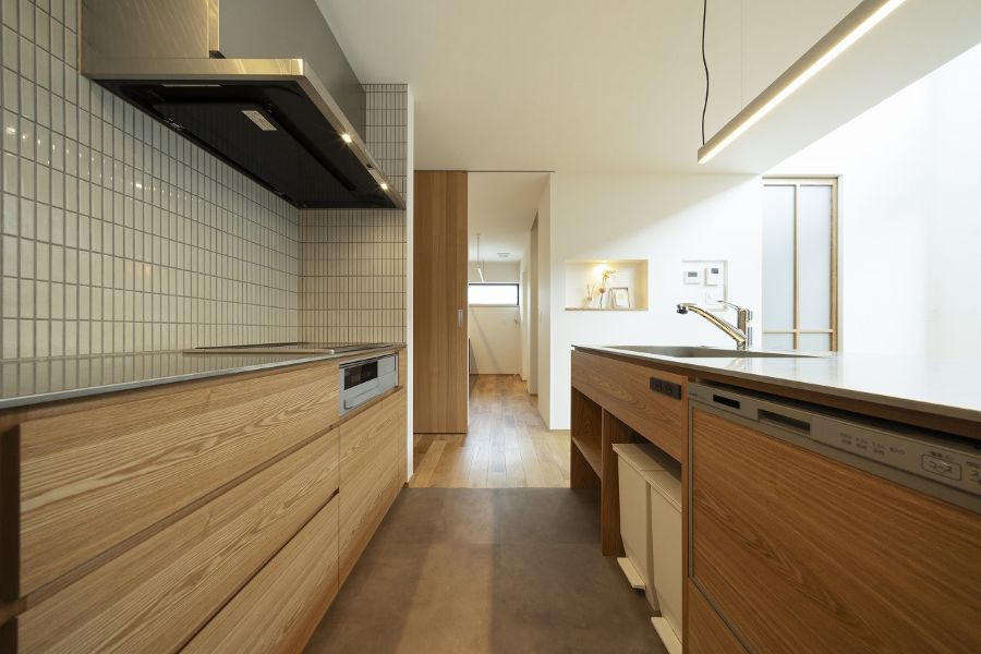 キッチンから続く水まわりへの動線