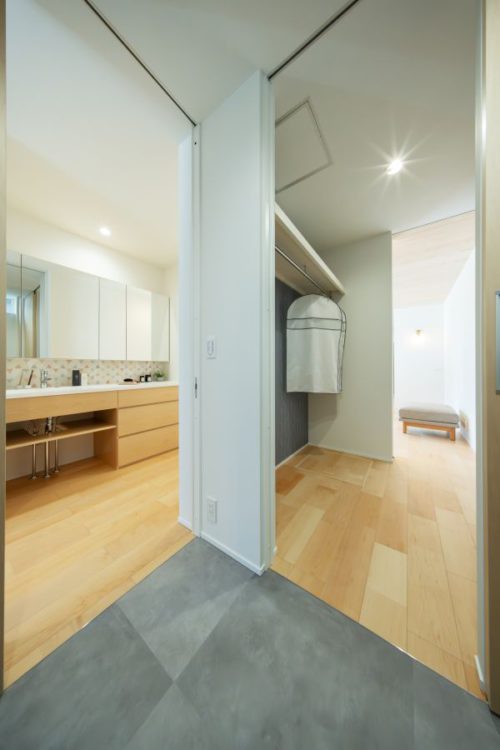 ランドリールームの右手にファミクロ、左手に洗面所