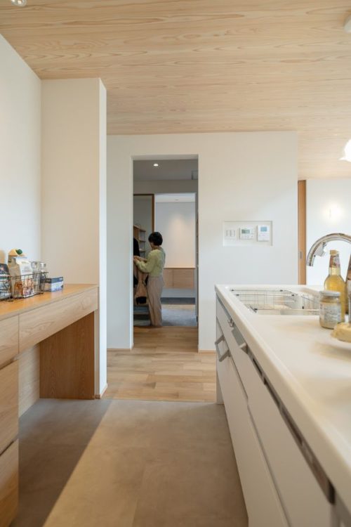 キッチン奥のファミリークローゼットと洗面所