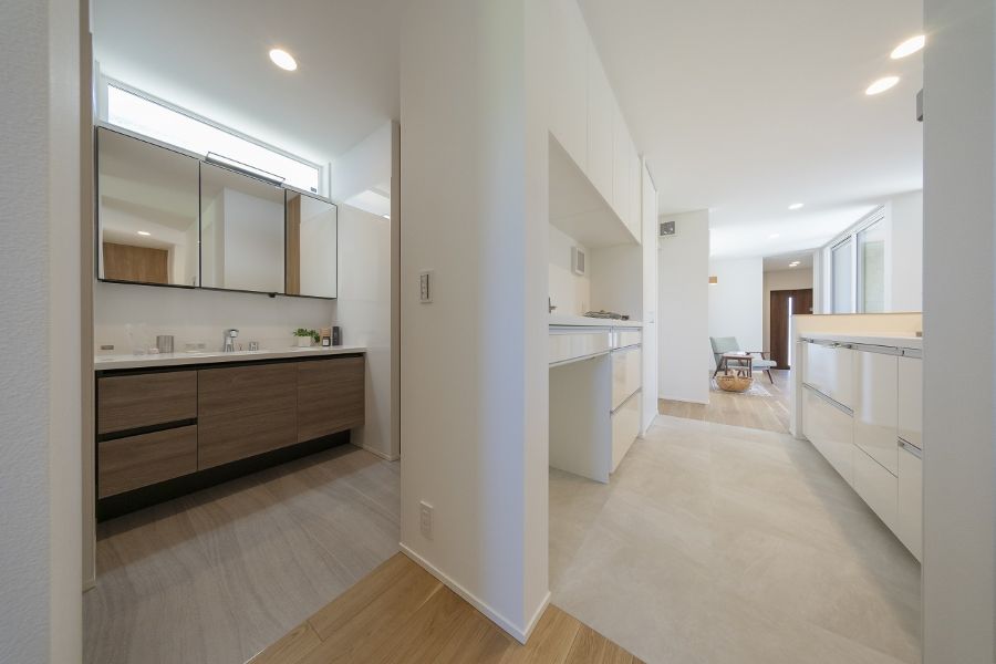 ランドリールームから続くキッチン、と洗面所