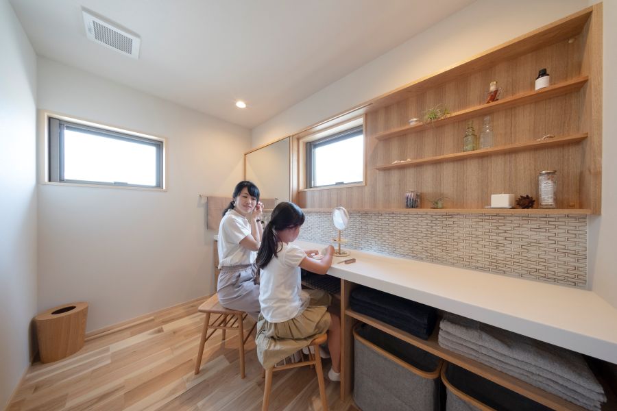 造作洗面台と造作の動く収納棚