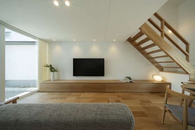 階段下まで活用した造作テレビボード