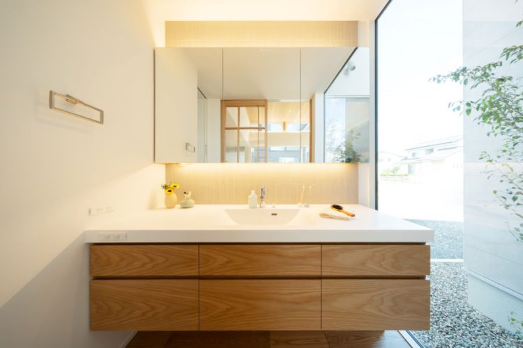 ガラス張りの洗面所と造作洗面台