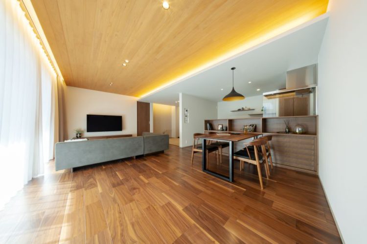 造作の収納付きキッチンカウンター