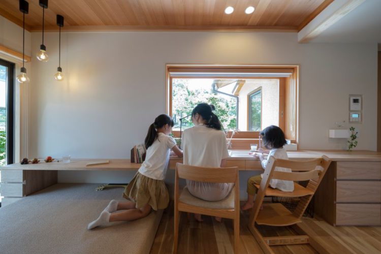 造作ワークスペースで話をする母子3人