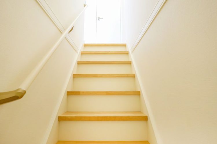 下から見上げる階段