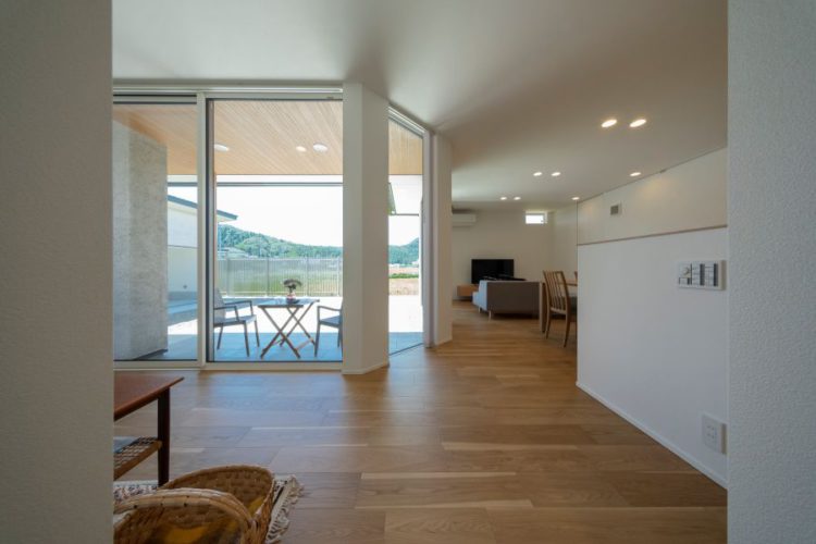 広い軒下空間のある平屋