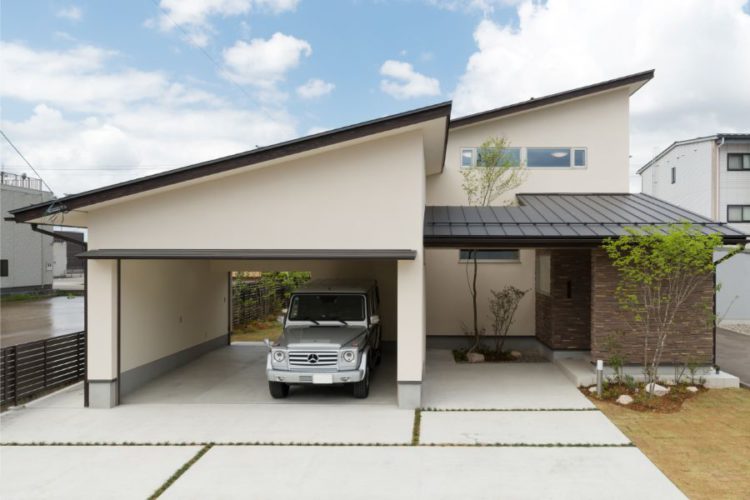 片流れ屋根のガレージハウス