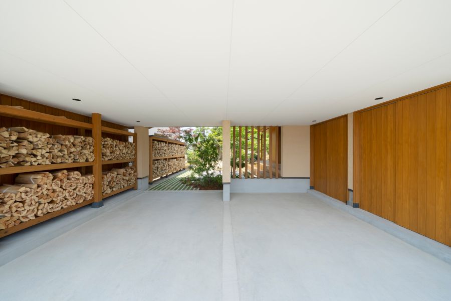 薪棚のあるガレージ