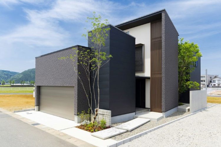 個性的な外観のガレージハウス