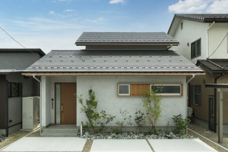 越屋根みたいな2階のある外観