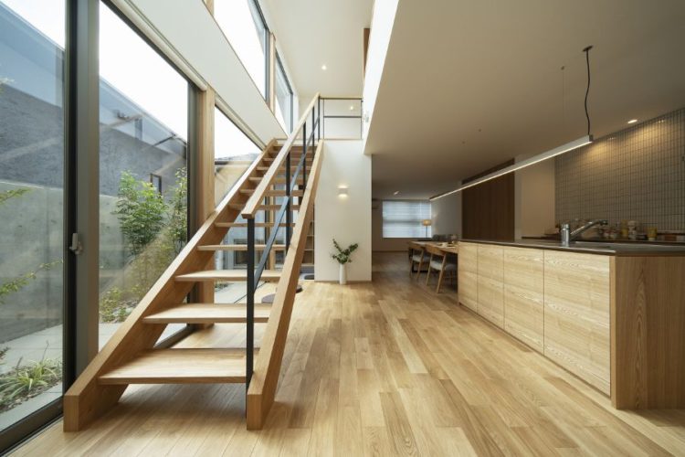 木質系のLDKとリビング階段