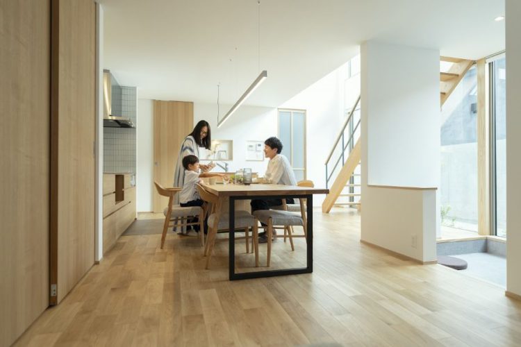 ダイニングでくつろぐ家族