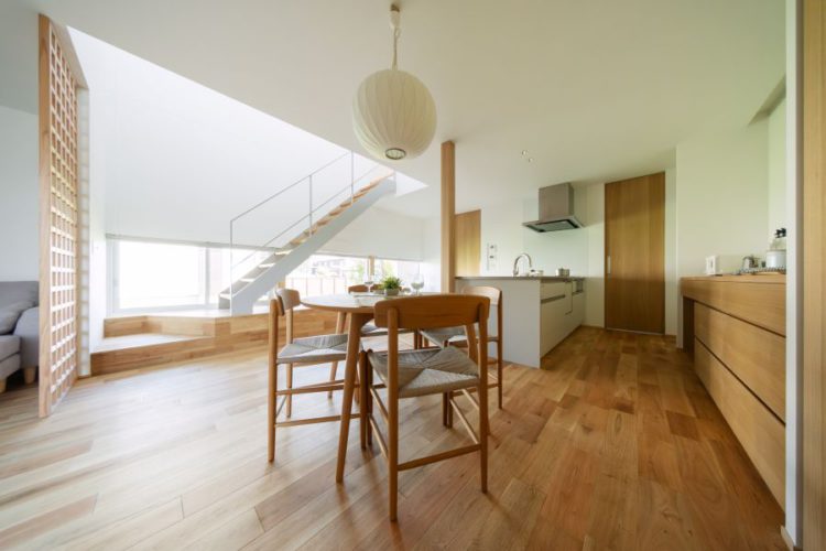 和紙のペンダントライトのあるダイニングキッチン