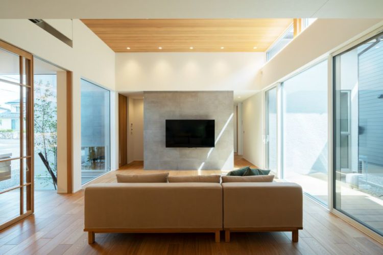 素材感のあるグレーのアクセント壁