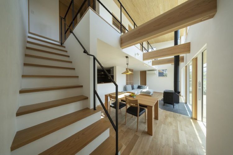 アイアン手すりのリビング階段と吹き抜け