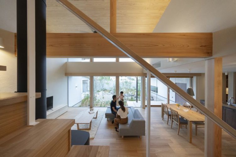 階段から見るリビングの大開口