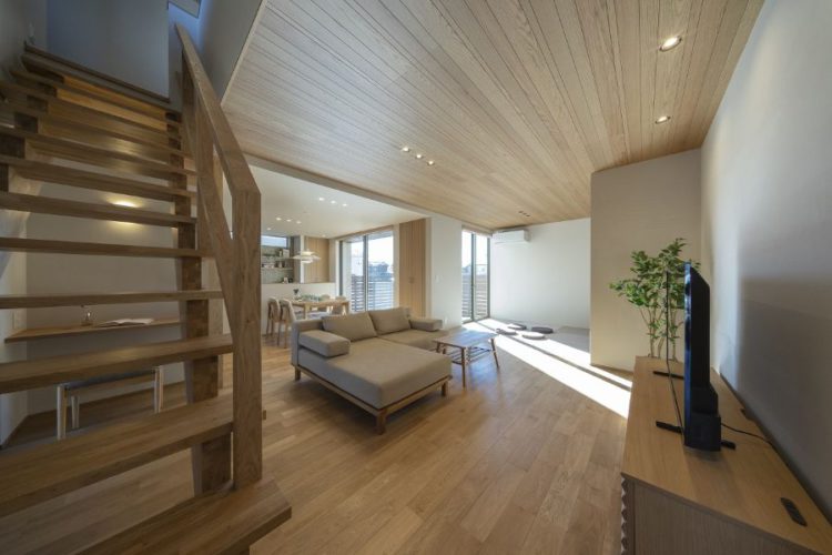 木質系の落ち着いたリビング