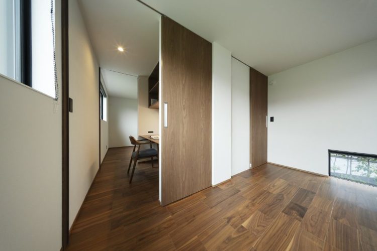 個室のハイドアの向こうに書斎