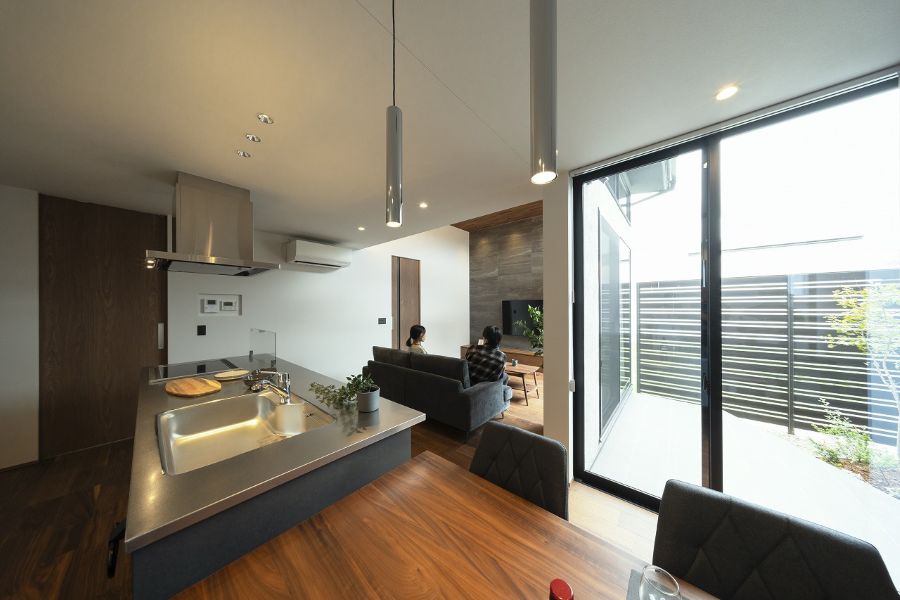 ダイニングから眺める平屋の庭