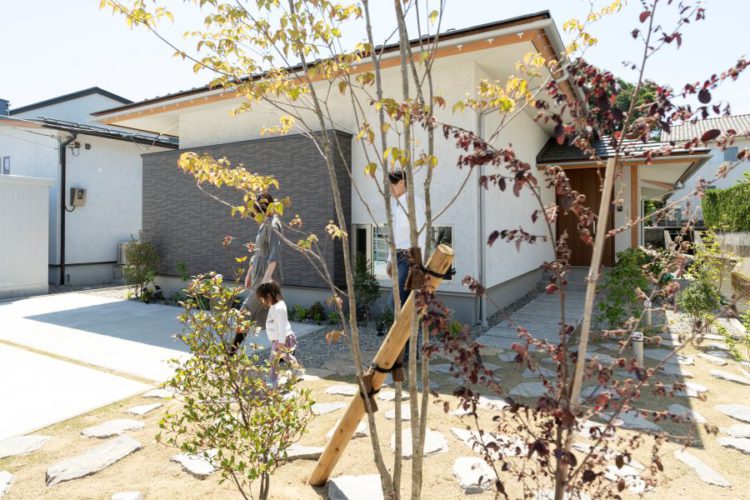 植栽の向こうの平屋