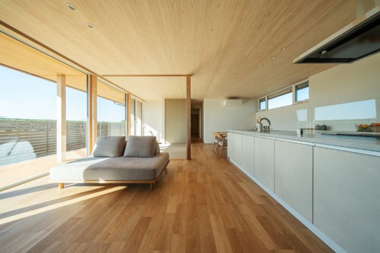 ウッドデッキで外と繋がる平屋