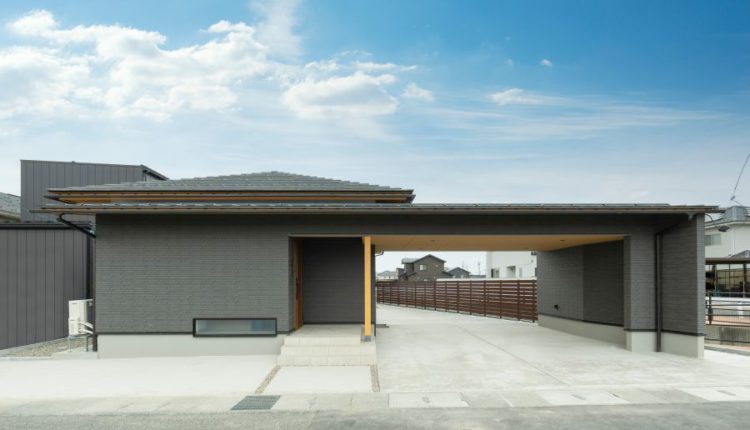 オープンガレージのある平屋の外観