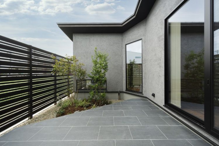 平屋のタイルデッキ