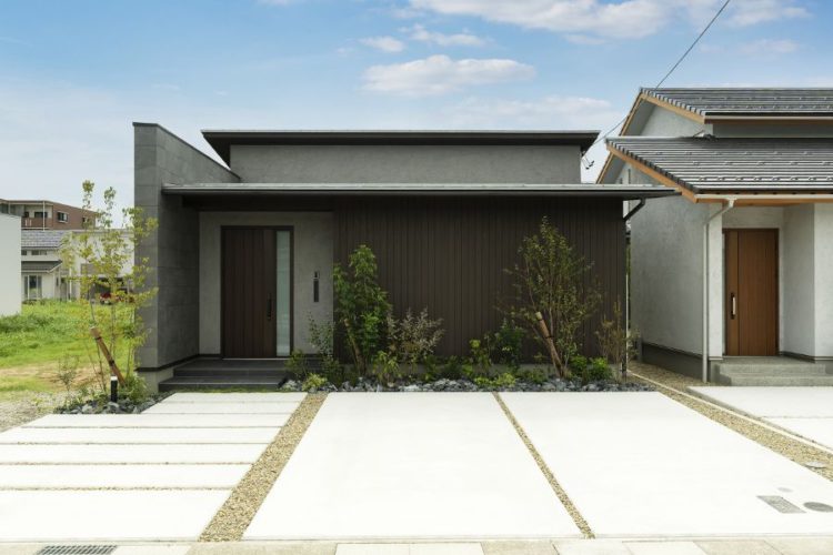 分譲地に建つ平屋の家