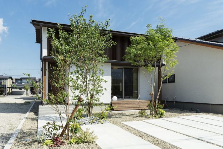 グリーンの豊かな住宅外観