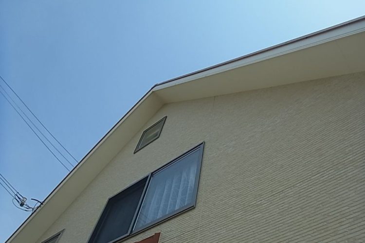 切妻屋根の軒裏を見上げる