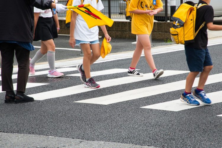 登校中の小学生