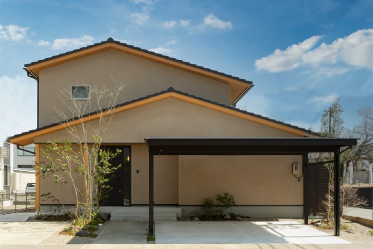 ベージュの塗り壁の落ち着いた外観
