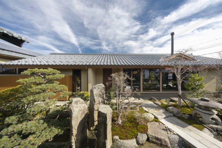 瓦屋根の和の趣ある平屋の外観