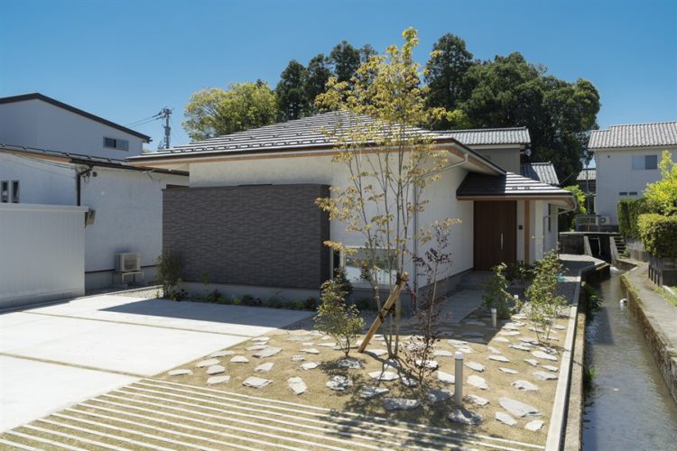 寄棟屋根の平屋の外観