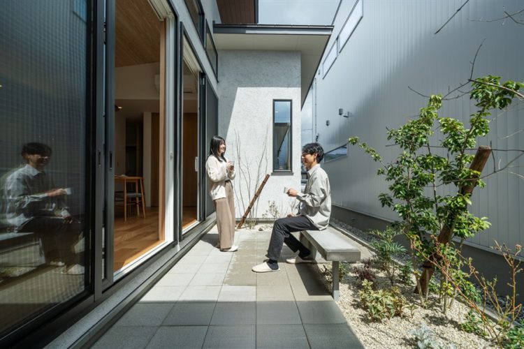大開口で庭のタイルデッキとつながるLDK