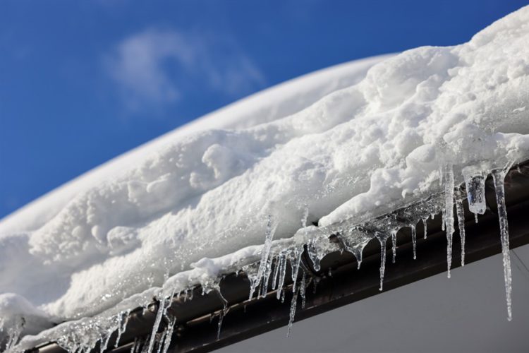 雪の積もった屋根と青空