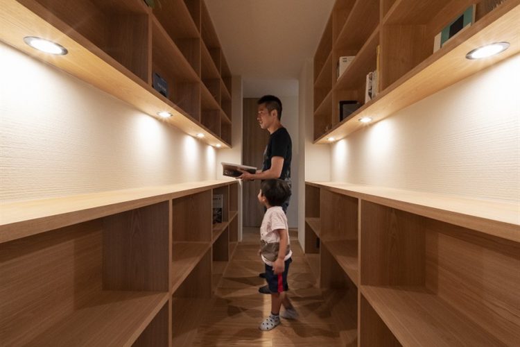 廊下と兼用の造作本棚